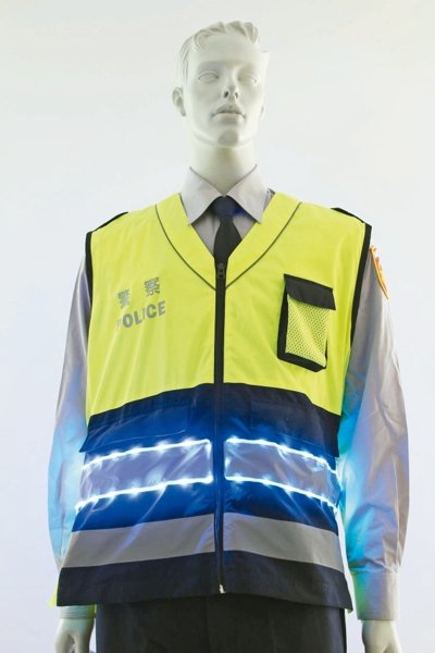 台纺织综合所研发“LED主动式警示服” 获BSI颁发奖项.jpg 台纺织综合所研发“LED主动式警示服” 获BSI颁发奖项.jpg